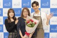 三浦翔平さんからお花をお渡し 当選者親子で感動花キューピット母の日特別キャンペーン
