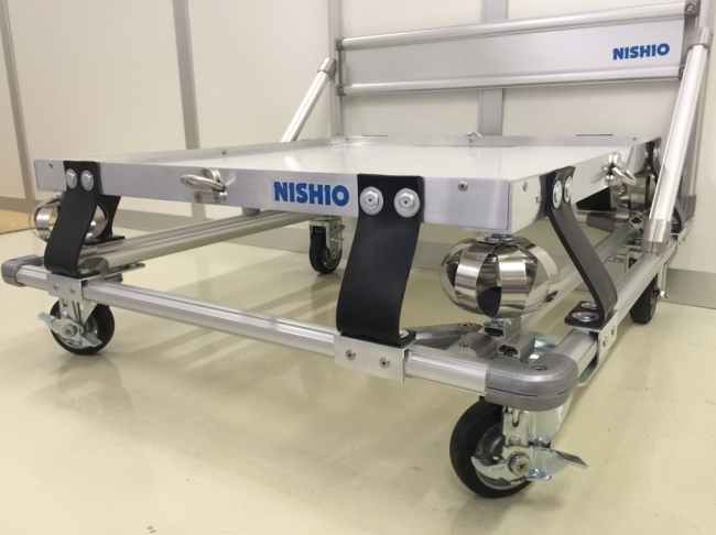 西尾レントオール株式会社 事務所内 ロボット専用台車 NMP-12 ※NMP-12は特許技術を採用しております。NMP-12は、西尾レントオール独自の製品です。適正重量は40kg プラスマイナス10kg (梱包素材重量を含む)