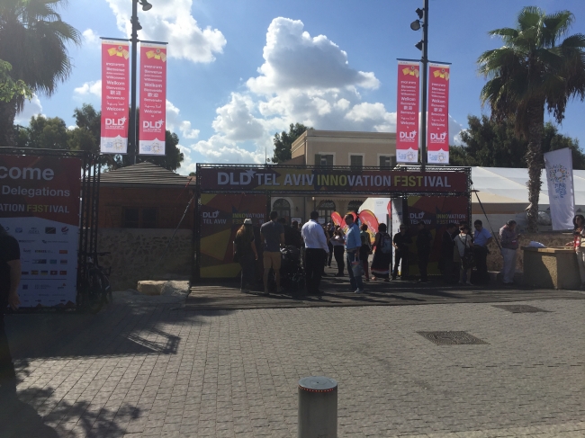 DLD Tel Aviv 2016 会場入り口、メインカンファレンス自体は屋外に設置された特設テントの中で開かれる