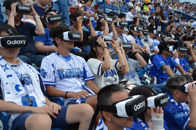Galaxy Gear VRを使って投球アドバイスを受ける観客