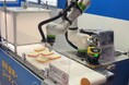 スプレーロボットによるチョコレート自動塗布の実演を展示会FOOMA JAPAN 2026で初公開｜スプレーイングシステムジャパン