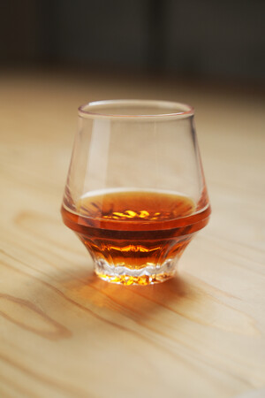 画像の説明：木目のテーブルにウイスキーなど香りの良いお酒が入っているKINJO JAPAN F0