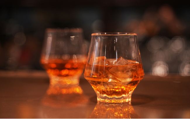 画像の説明：氷と香りの良い酒が入ったグラスが２つ並んている