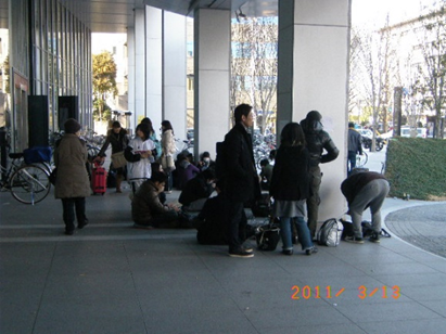 東日本大震災時の仙台トラストタワー（解放した携帯充電スポットに人々が集まる様子）