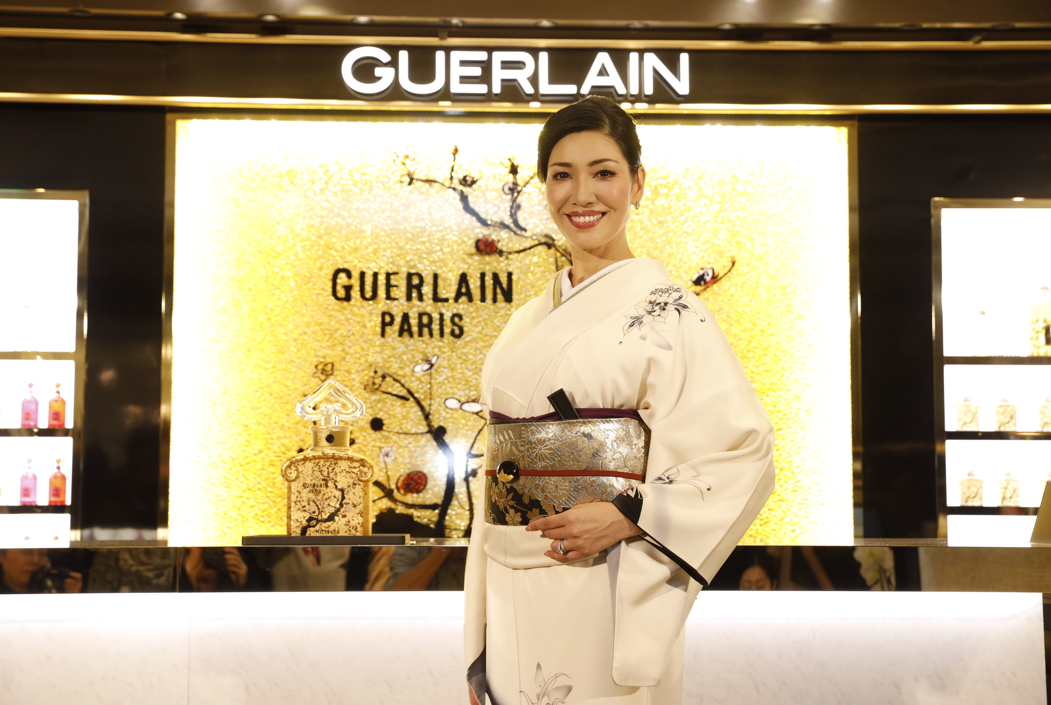 ゲランが創る高級クラブ 銀座 クラブ みつこ が11月6日よりオープン オープニングセレモニーにアン ミカさんが銀座 のママ役としてゲスト出演 ゲラン株式会社のプレスリリース