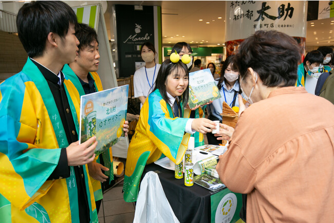 ゆずサイダーの試飲を提供。 村の特産品の紹介と販売も行いました。