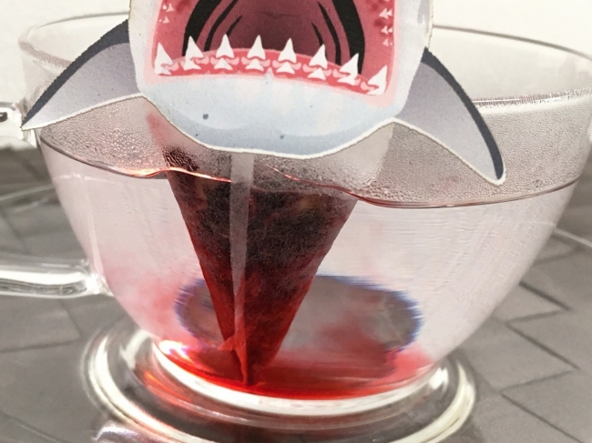 リアルすぎる 恐怖のサメのティーバッグ登場 ヴィレッジヴァンガードのプレスリリース