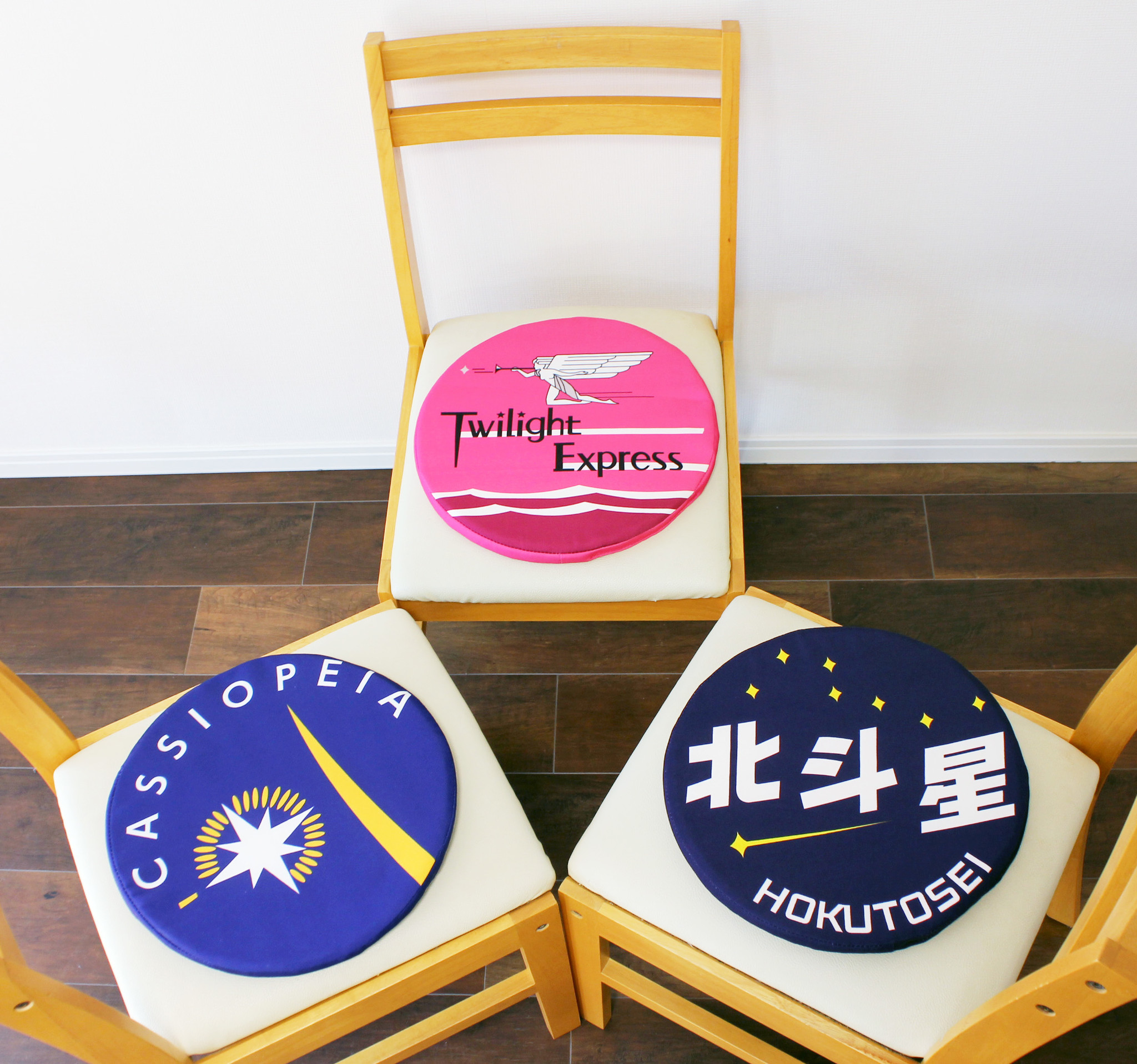 鉄道ヘッドマークデザイン 丸形の使いやすいクッションがヴィレヴァン通販に新登場 ヴィレッジヴァンガードのプレスリリース