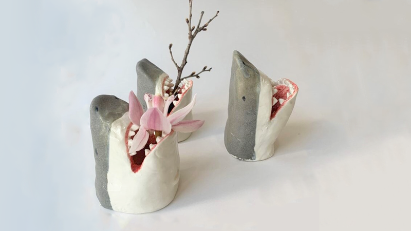 サメの口に花を飾る 花瓶や食器など陶器製のサメのデザイングッズがヴィレッジヴァンガードオンラインに新登場 ヴィレッジヴァンガードのプレスリリース サメの口に花を飾る 花瓶や食器など陶器製のサメのデザイングッズがヴィレッジヴァンガードオンラインに新登場 ヴィレッジヴァンガードのプレスリリース