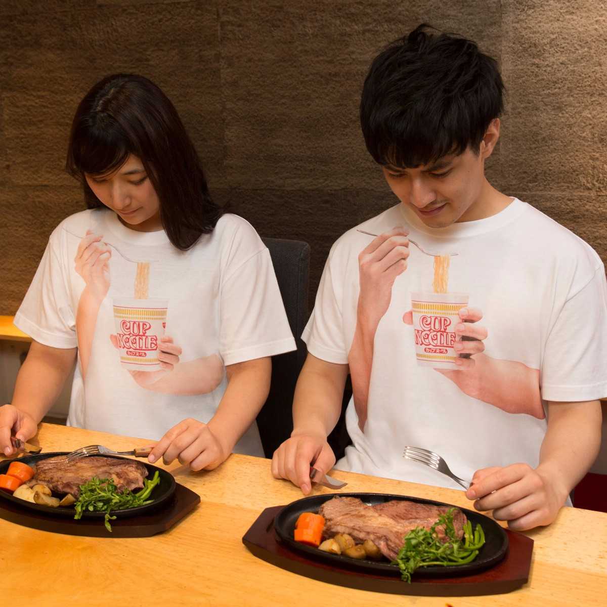 Snsで4万人がいいねした カップヌードル食ってる風tシャツ ヴィレッジヴァンガードで取り扱い開始 ヴィレッジヴァンガードのプレスリリース