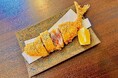 初夏に食べたい"重くない揚げ物”を追求。自由が丘『食事処GOEN』が、香味野菜を包み揚げた新感覚「鯵フライ」を期間限定で販売開始。