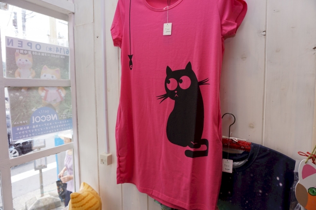 ビビッドなカラーに可愛い黒猫のTシャツ。