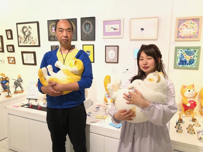 抱っこ猫を作成した「めでるまん」さん（左）。右はmiiyaさん。