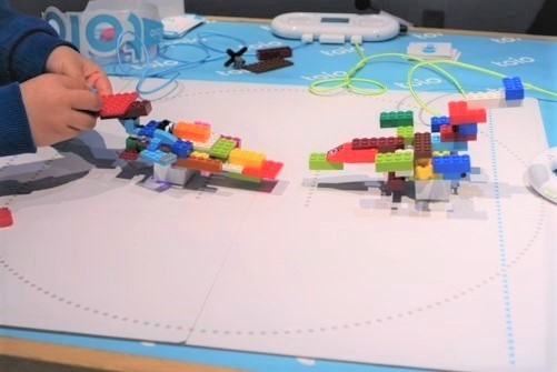 ロボットトイ『toio（トイオ）』とレゴ®ブロックを組み合わせて