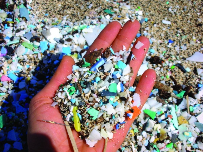 本書より　カミロ海岸のプラスチック粒。2007年。［Jeffery Emst, AMRF］