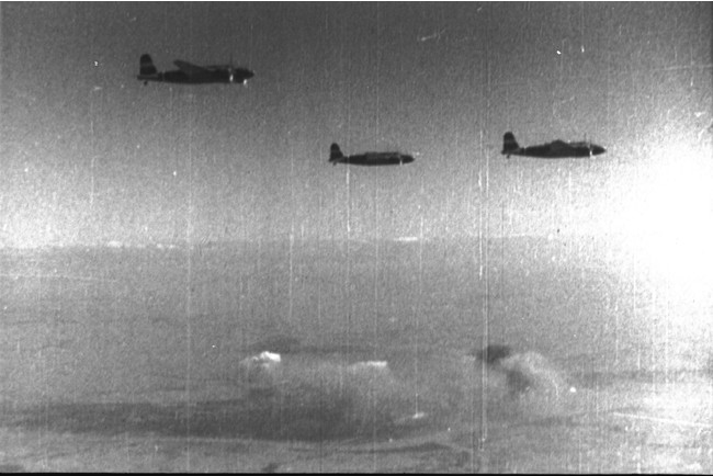 ラングーン上空で編隊を組む日本軍の九七式重爆撃機