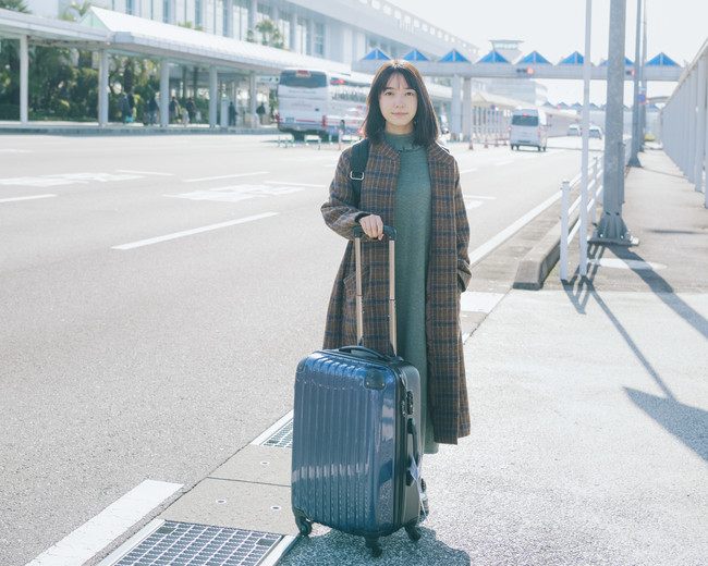 空港にて。故郷・鹿児島を訪ね、自らルポルタージュとして綴っている©山本あゆみ