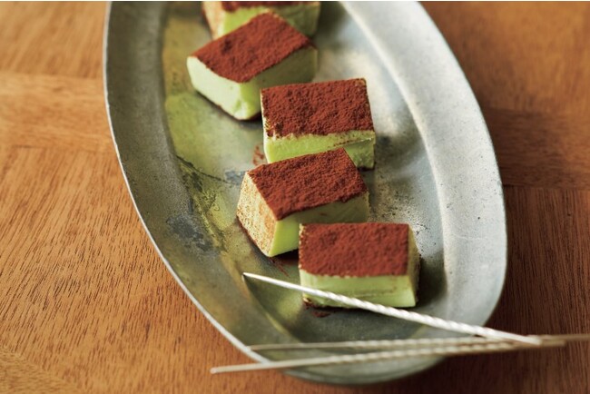 アボガナッシュの生チョコ風 ホワイトチョコを使って、緑が鮮やかな柔らかチョコに。牛乳パックを利用した食べきりサイズ アボガナッシュの生チョコ風 ホワイトチョコを使って、緑が鮮やかな柔らかチョコに。牛乳パックを利用した食べきりサイズ
