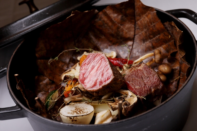 飛騨牛シンタマ肉と茸の朴葉焼き　ポルチーニソース 