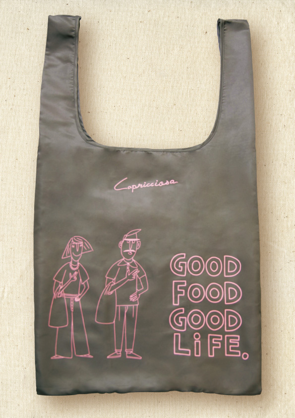 カジュアルイタリアンレストラン カプリチョーザ 人気イラストレーター遠山晃司氏デザイン カプリチョーザ マイバッグ 販売 期間限定 当該マイバッグ持参でメニュー割引特典も 株式会社wdi Japanのプレスリリース