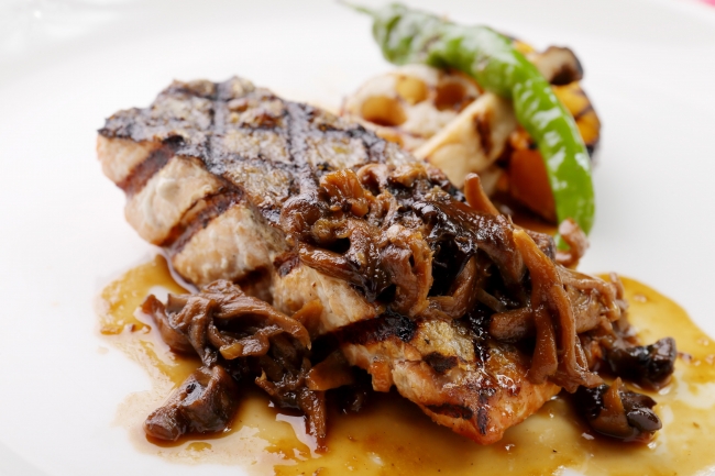 秋鮭と秋野菜のグリル　茸のラグーソース