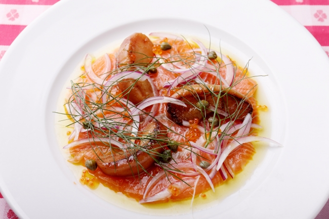 自家製スモークサーモンのマリネ　焼林檎添え