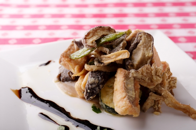 秋鮭と旬の茸のフリット　栗のピューレと煮詰めたバルサミコで