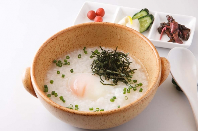 福井県の銘米コシヒカリ１００％使い、独自の技法で炊き上げた滋味豊かな「永平寺がゆ」を使用して仕上げました。