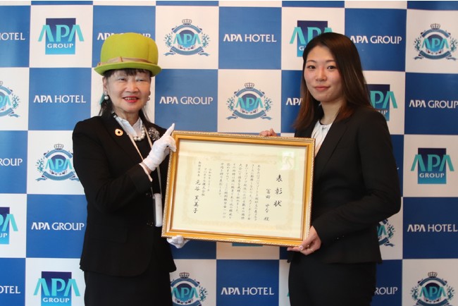 アパリゾート上越妙高 冨田せな元準社員 スノーボード女子ハーフパイプ競技国際大会活躍に伴う表彰式にて アパホテル社長 元谷芙美子より特別報奨金100万円贈呈 時事ドットコム アパリゾート上越妙高 冨田せな元準社員 スノーボード女子ハーフパイプ競技国際大会活躍に伴う表彰式にて アパホテル社長 元谷芙美子より特別報奨金100万円贈呈 時事ドットコム