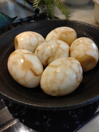 恐竜の卵に仕立てたゆで卵