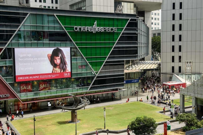 【シンガポール】金融街の中心でもあるラッフルズプレイスで、メッセージを発信