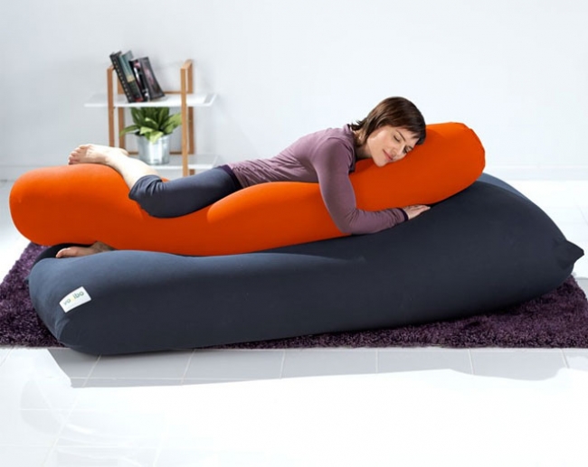 アメリカと同じ仕様で販売している抱き枕。直径約25cmあり、体の小さな日本人女性や子どもには少し大きめ。