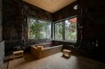 箱根・仙石原に、築50年の古民家を再生した一棟貸し宿「MUSUBI_Hakone」が誕生。森に包まれ、何もしない時間を味わう滞在へ