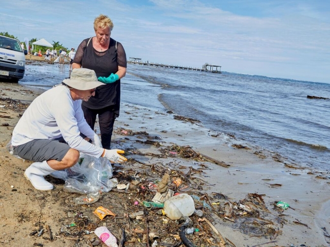 海岸で清掃するCEOダニエル・バーンバウムとマリア・ウェスターボス氏