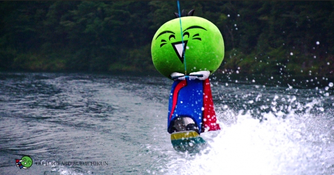 徳島県の誇る ゆるキャラ の元祖 すだちくんが ウェイクボードで滑走 徳島県のプレスリリース