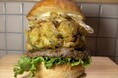 Craft Burger & Grill JIRO、地元・台東区ゆかりの「江戸千住葱」を豪快に味わう高さ約15cmの新作BIGバーガーを発売