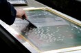 京友禅の工場で職人技に触れる「京友禅しごき染ワークショップ」開催中