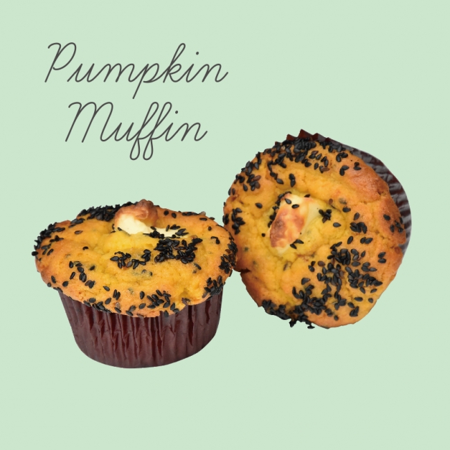 かぼちゃのマフィン  かぼちゃを練りこんだ自然な甘みのマフィンは、クリームチーズやセサミとの相性も抜群！　 ￥330（税込）／PCS
