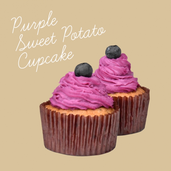 紫いものカップケーキ  イギリスのティータイムに欠かせないカップケーキ。秋らしい紫芋のバタークリームです　￥330（税込）／PCS