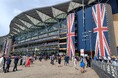 ホースカルチャーブランド「EQUUS」、英国・ロイヤルアスコットの最高峰レース「GⅠ」に挑むスプリントホース・ルガルとコラボ！「ブリティッシュグリーン」を纏った限定・記念コラボTシャツを発表