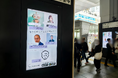 15名の発信者と始めるX運用AI「SebaschaNS（セバスチャンス）」、JR秋葉原駅でサイネージ広告を掲出開始