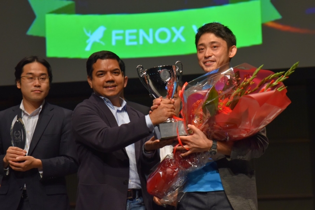 日本代表に決まったJEPLAN(右）とスタートアップW杯主催のFenoxVC CEO アニス・ウッザマン（中央）