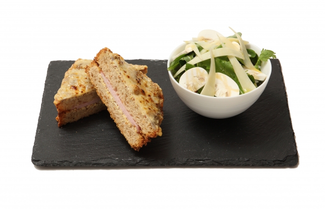 特製クロックムッシュ　季節のサラダ添え ￥1,296-（税込）