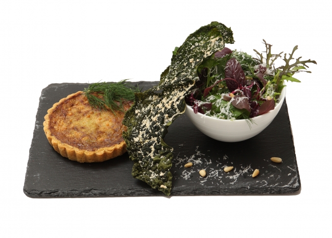 トマトとバジルのキッシュ　季節のサラダ添え ￥1,296-（税込）