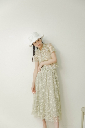 Blouse 9,000+tax, Skirt 13,600yen+tax, Hat 5,800+tax