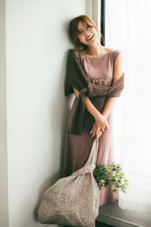 Snidel スナイデル モデル タレントの紗栄子が魅せる 初のワンマイルドレス カプセルコレクション 株式会社マッシュホールディングスのプレスリリース