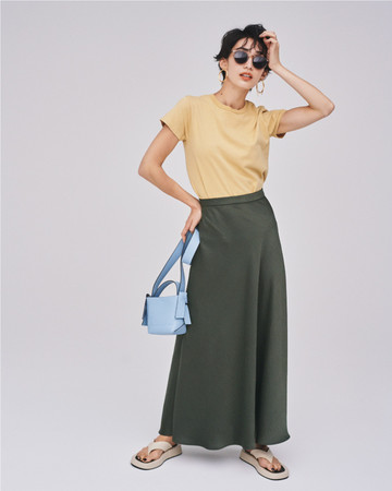 Tops 4,200yen+tax Skirt 8,100yen+tax Bag 7,700yen+tax Sandals 9,800yen+tax