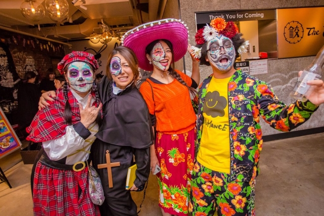 メキシカンスカルのメイクブースも登場。手軽にハロウィンを楽しめる。