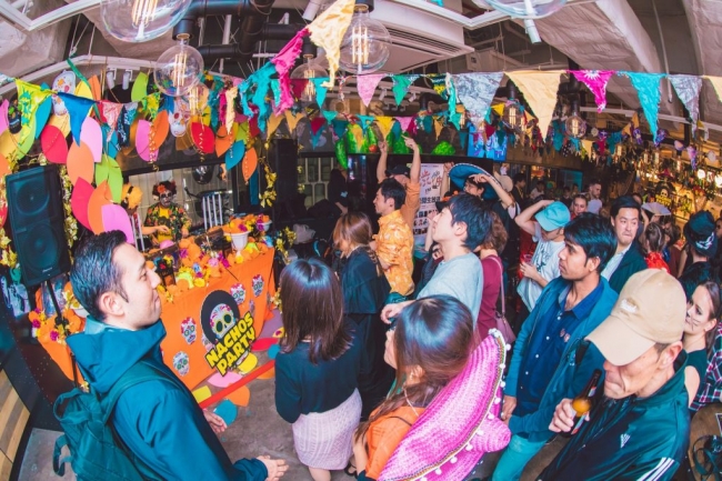 実力派DJが、陽気なダンスミュージックで会場を盛り上げる。