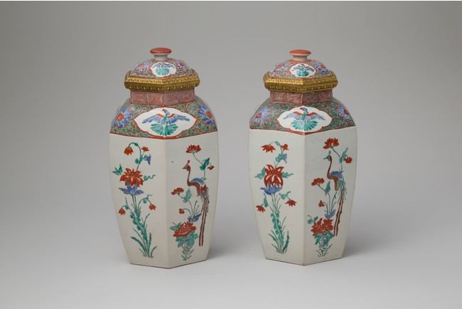 色絵花鳥文六角壺 (いろえ かちょうもん ろっかくつぼ) 肥前 有田 南川原山 1670~1690年代 佐賀県立九州陶磁文化館所蔵 色絵花鳥文六角壺 (いろえ かちょうもん ろっかくつぼ) 肥前 有田 南川原山 1670~1690年代 佐賀県立九州陶磁文化館所蔵
